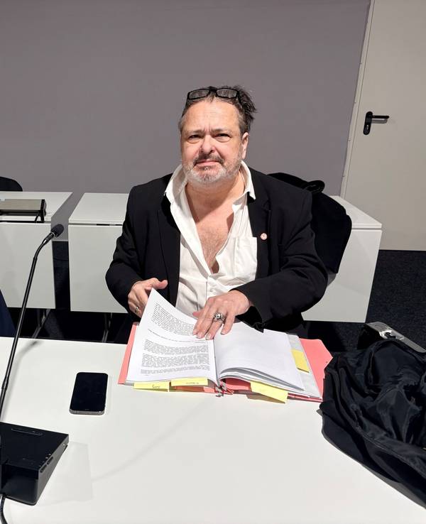 Der Angeklagte (l.) mit seinem Verteidiger Claus Eßer beim ersten Prozess im Kölner Amtsgericht