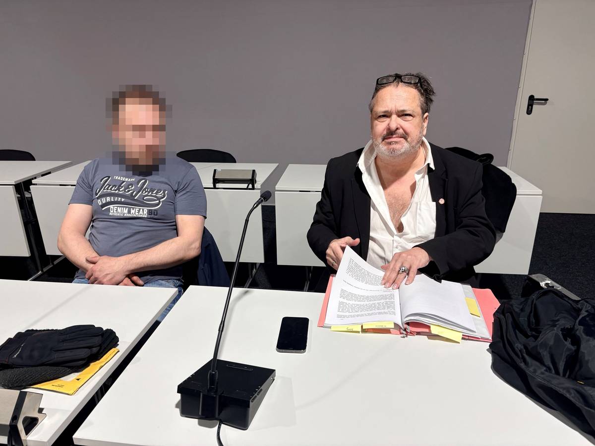 Der Angeklagte (l.) mit seinem Verteidiger Claus Eßer beim ersten Prozess im Kölner Amtsgericht