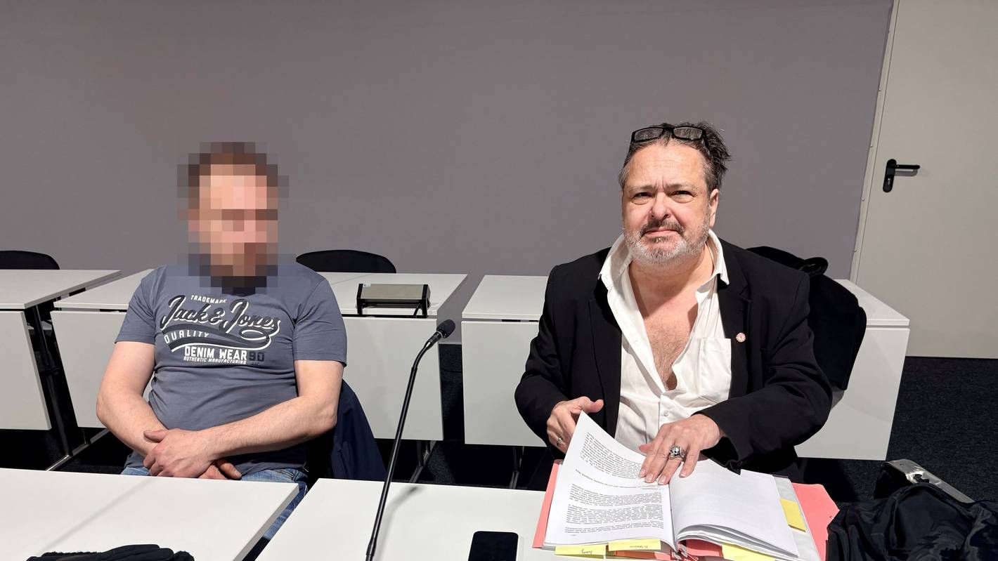 Der Angeklagte (l.) mit seinem Verteidiger Claus Eßer beim ersten Prozess im Kölner Amtsgericht