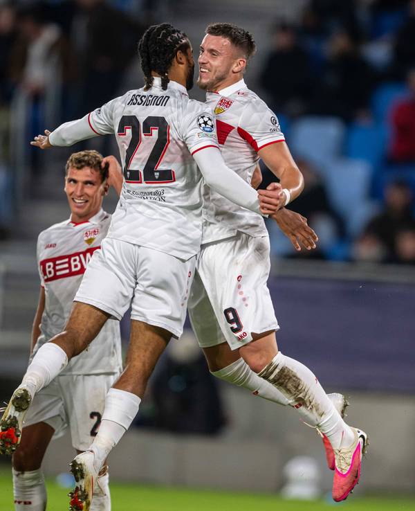 Assignon und Demirovic springen hoch und gegeneinander beim Jubeln.