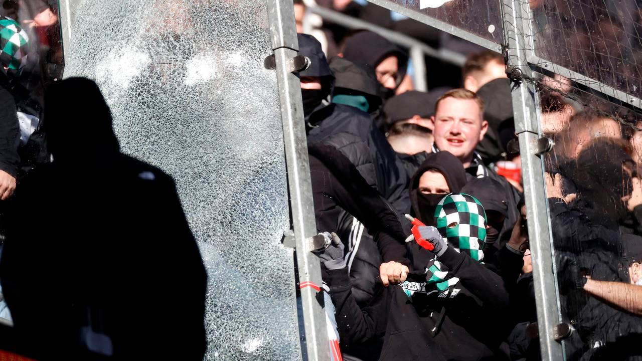 Derby-Krawalle beim Spiel des 1. FC Köln gegen Gladbach.