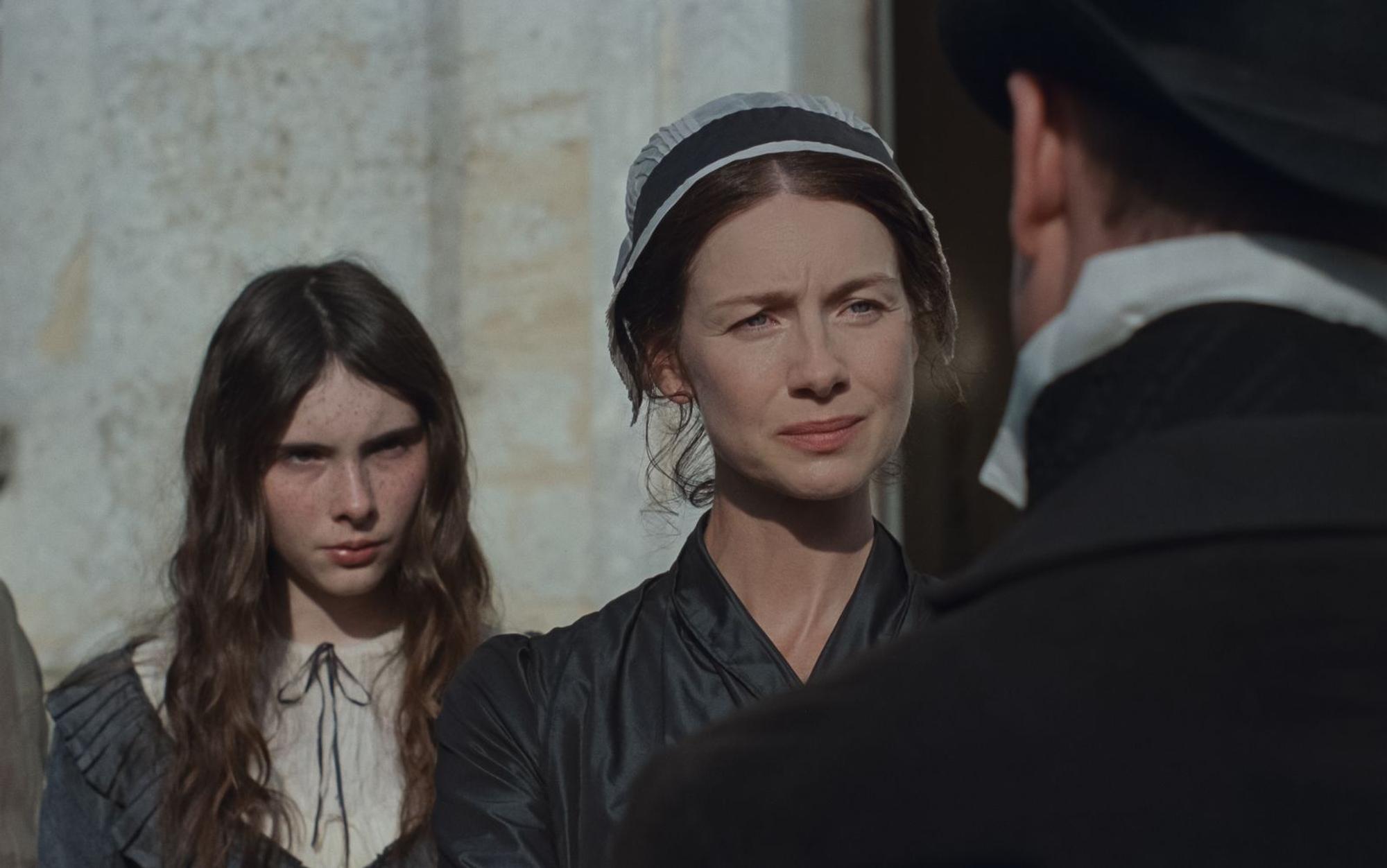 Nach dem Tod ihres Mannes sind Mrs. Dashwood (Caitríona Balfe, zweite von rechts) und ihre drei Töchter (hier: Bodhi Rae Breathnach als Margaret) plötzlich mittellos. (Bild: Courtesy of Focus Features / 2026 FOCUS FEATURES)