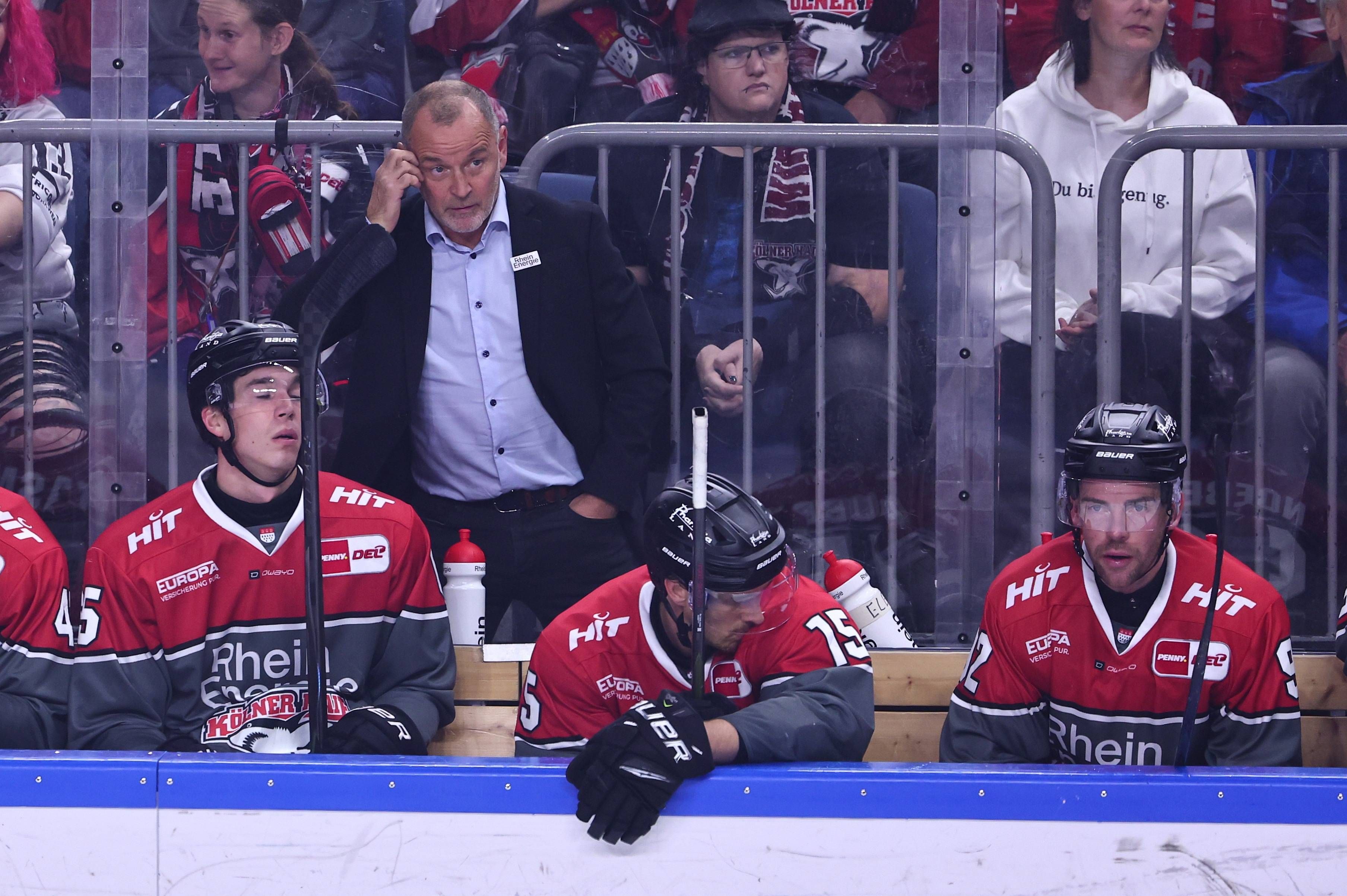 Haie-Cheftrainer Thomas Berglund steht mit seiner Mannschaft an der Seite der Eisfläche.