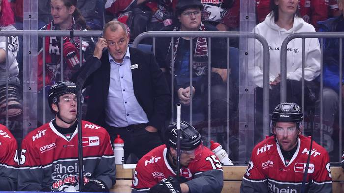 Haie-Cheftrainer Thomas Berglund steht mit seiner Mannschaft an der Seite der Eisfläche.