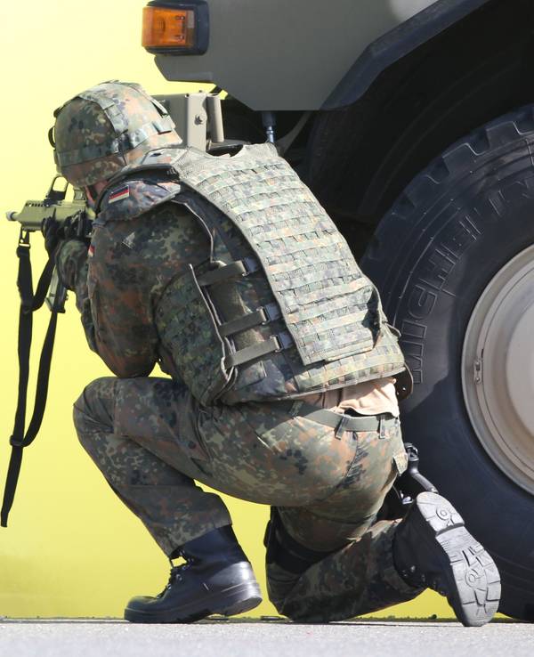 Ein Soldat demonstriert in Weißenfels bei einer Übung des Sanitätsregiments 1 das Sichern einer Einsatzsituation. Das Regiment steht nun im Fokus interner Ermittlungen. (Archivbild)