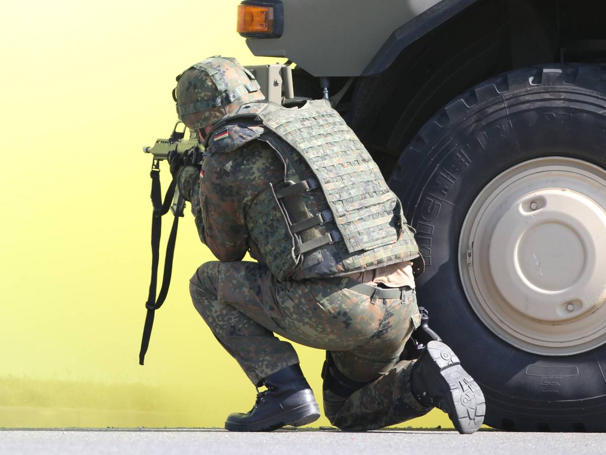 Ein Soldat demonstriert in Weißenfels bei einer Übung des Sanitätsregiments 1 das Sichern einer Einsatzsituation. Das Regiment steht nun im Fokus interner Ermittlungen. (Archivbild)
