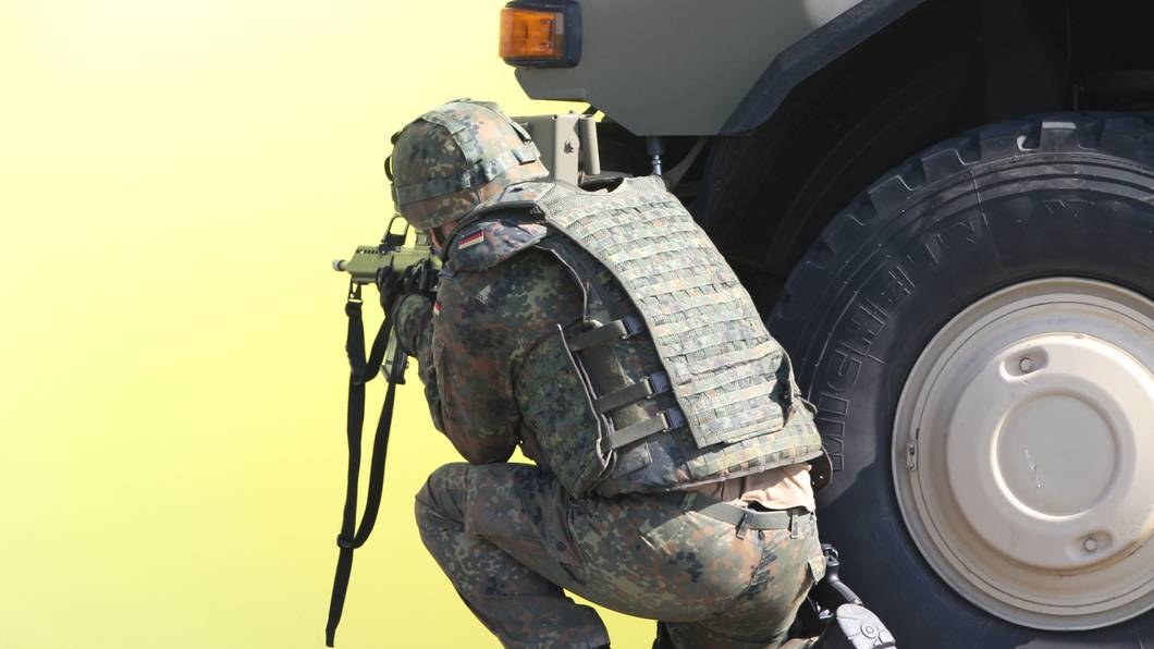 Ein Soldat demonstriert in Weißenfels bei einer Übung des Sanitätsregiments 1 das Sichern einer Einsatzsituation. Das Regiment steht nun im Fokus interner Ermittlungen. (Archivbild)