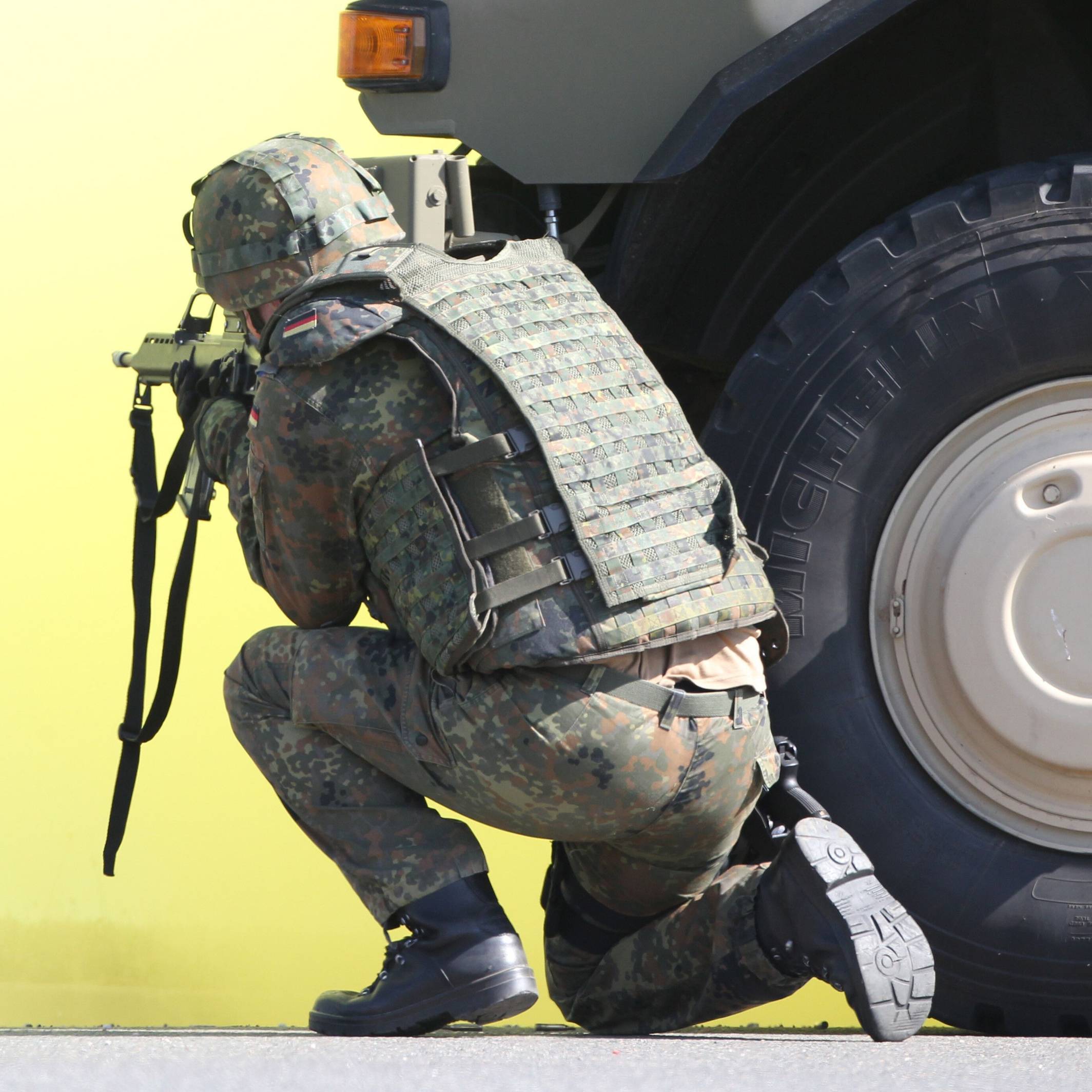 Ein Soldat demonstriert in Weißenfels bei einer Übung des Sanitätsregiments 1 das Sichern einer Einsatzsituation. Das Regiment steht nun im Fokus interner Ermittlungen. (Archivbild)
