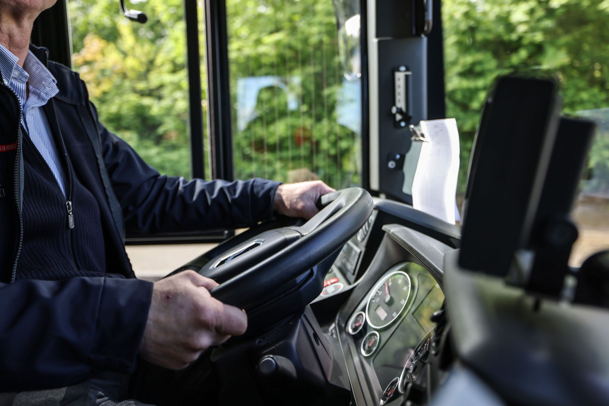 Der Busfahrer fuhr auf ein Auto auf. (Symbolbild)