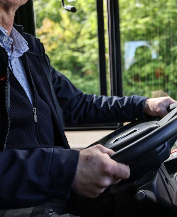 Der Busfahrer fuhr auf ein Auto auf. (Symbolbild)