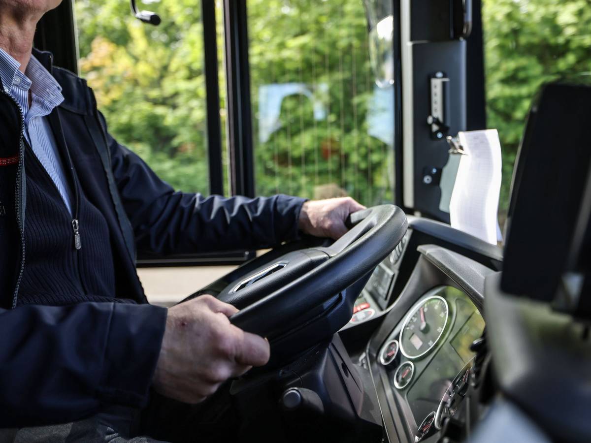 Der Busfahrer fuhr auf ein Auto auf. (Symbolbild)