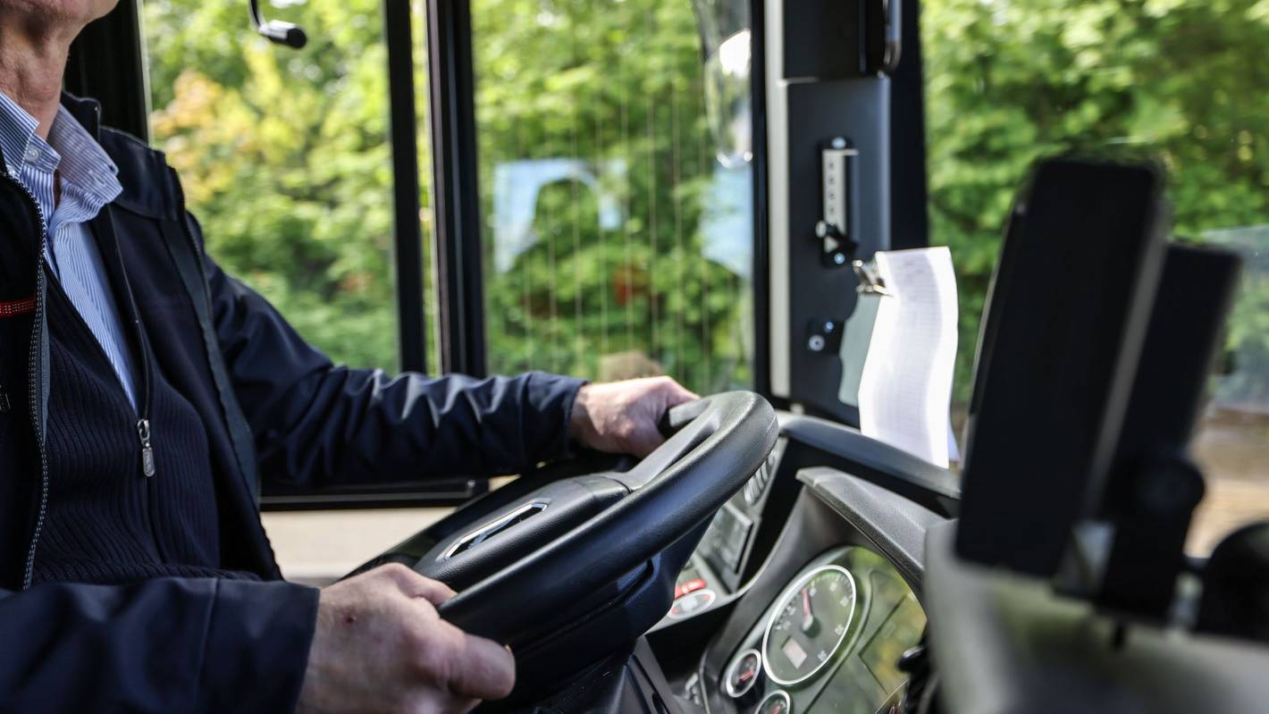 Der Busfahrer fuhr auf ein Auto auf. (Symbolbild)
