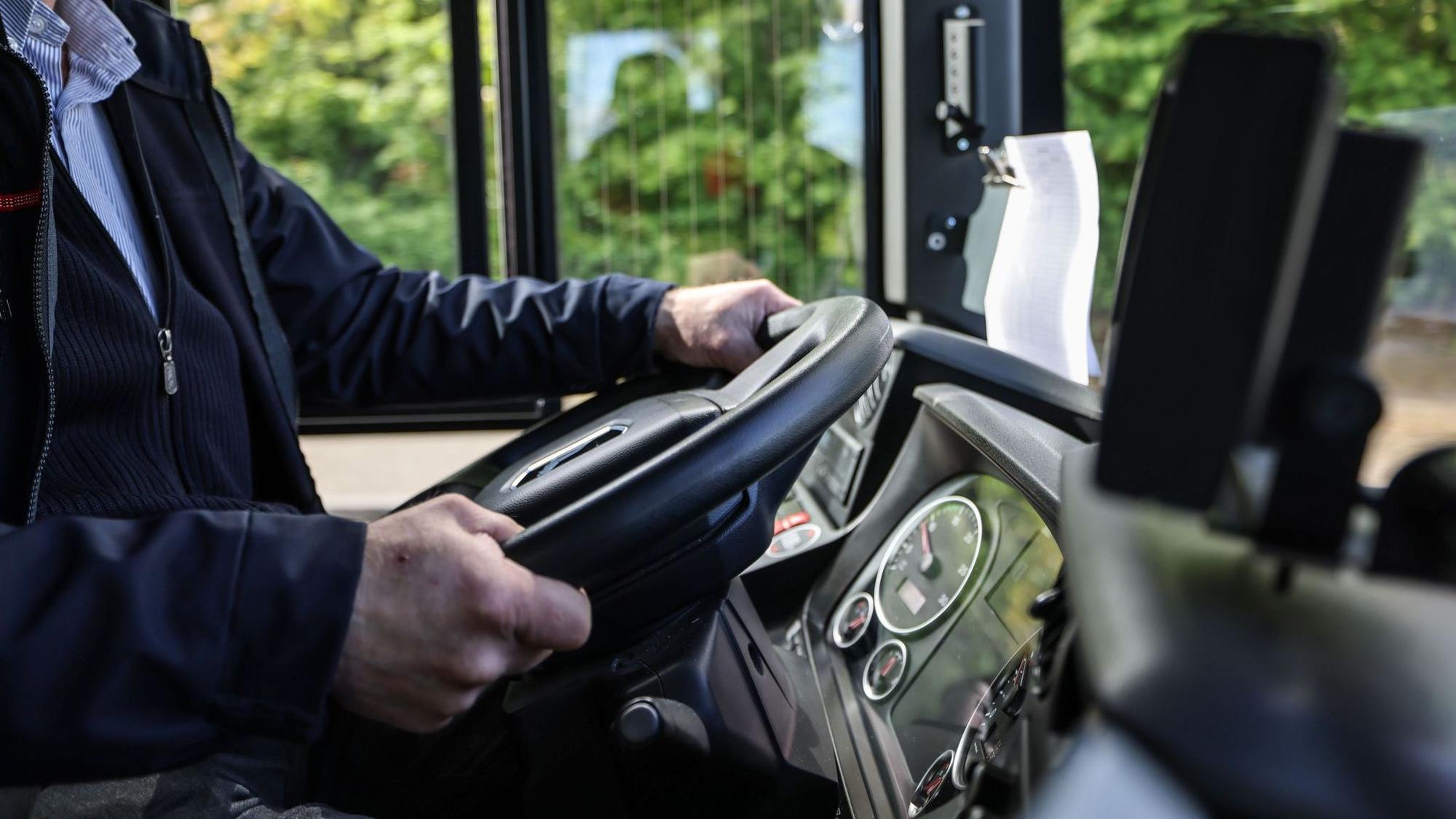 Der Busfahrer fuhr auf ein Auto auf. (Symbolbild)