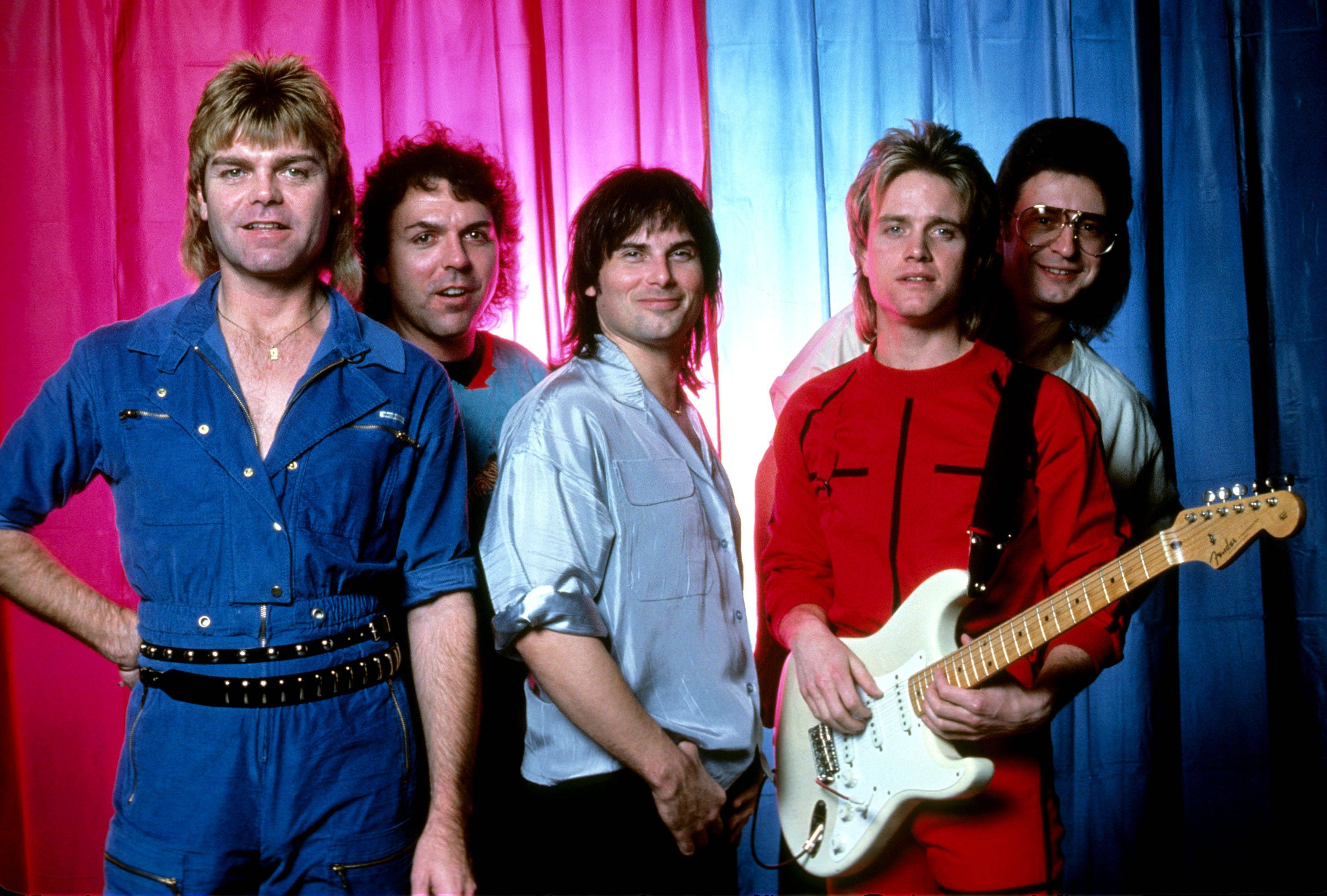 Die AOR-Band Survivor posiert.