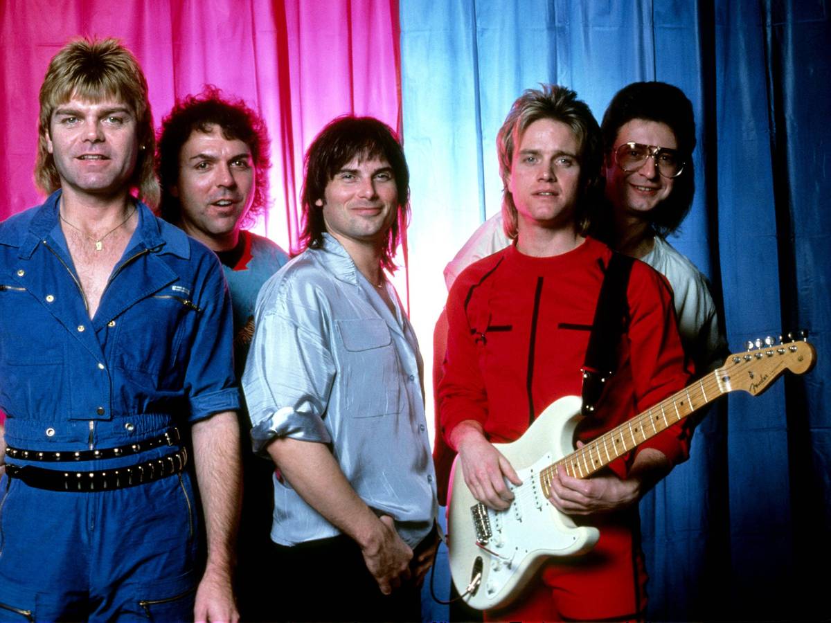 Die AOR-Band Survivor posiert.
