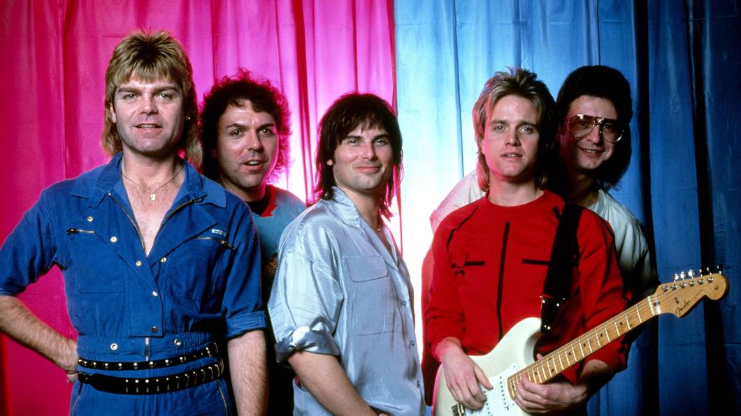 Die AOR-Band Survivor posiert.