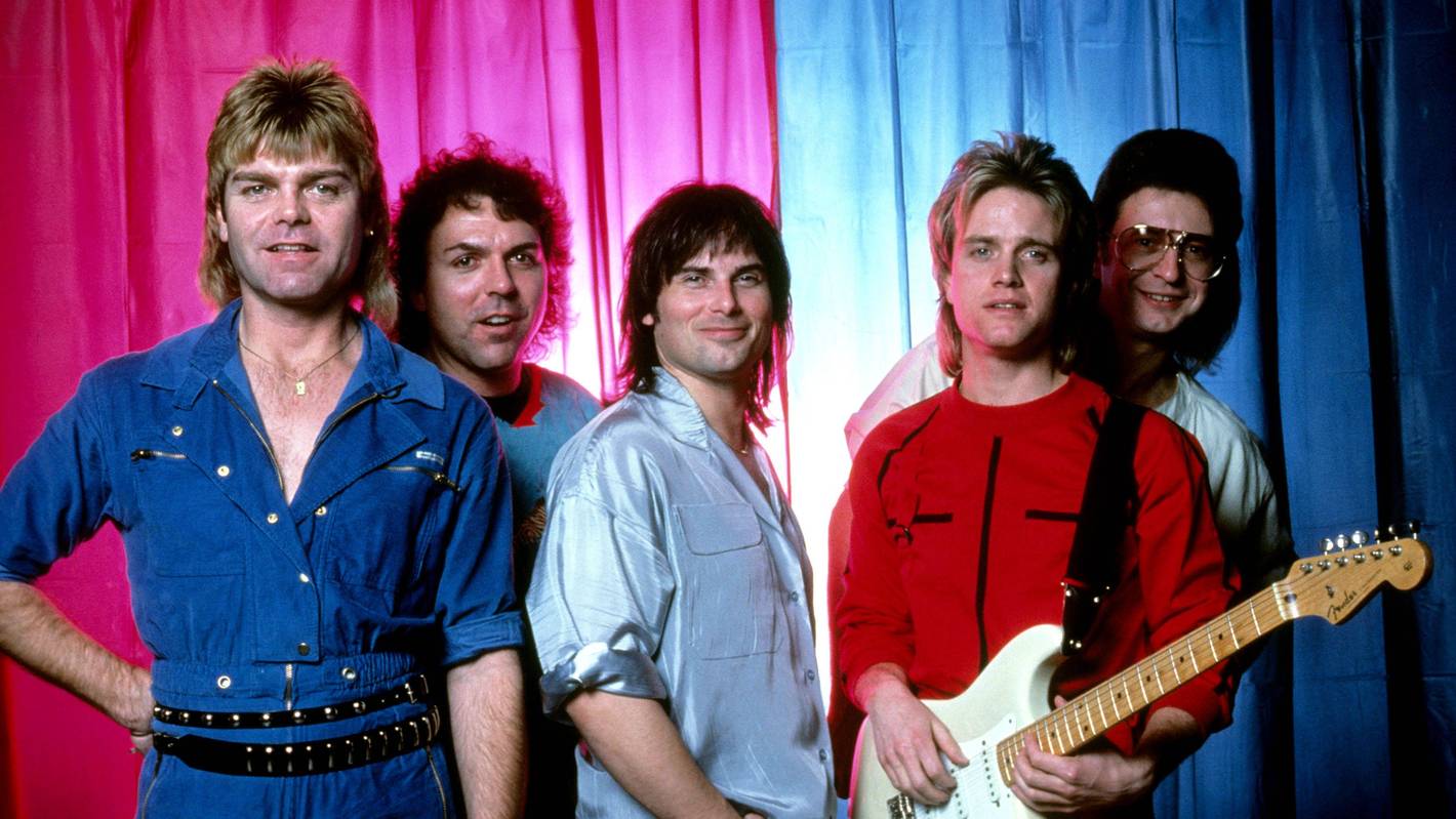 Die AOR-Band Survivor posiert.