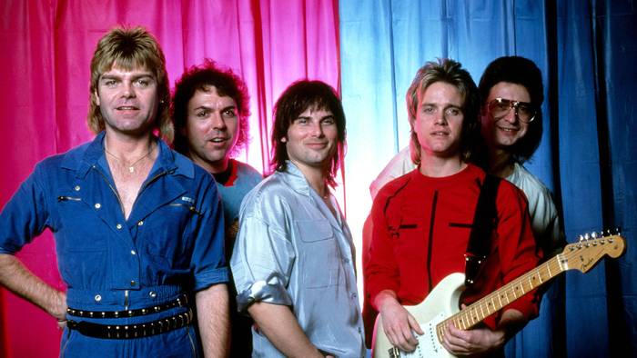 Die AOR-Band Survivor posiert.
