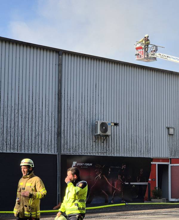 Einsatzkräfte der Feuerwehr löschen einen Brand, der in einem Sportzentrum ausgebrochen ist.