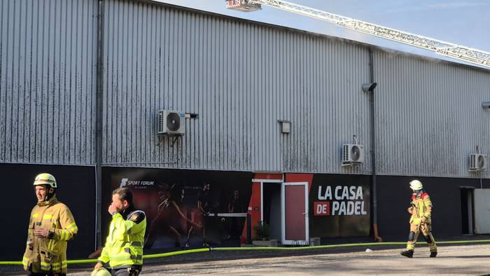Einsatzkräfte der Feuerwehr löschen einen Brand, der in einem Sportzentrum ausgebrochen ist.