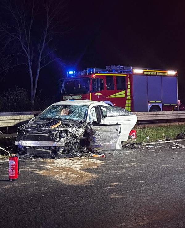 15.11.2025, Nordrhein-Westfalen, Heinsberg: Ein schwer beschädigtes Auto steht vor einem Einsatzfahrzeug der Feuerwehr auf der Autobahn. Bei einem schweren Unfall mit einem Geisterfahrer auf der A46 bei Heinsberg ist ein Autofahrer ums Leben gekommen. (zu dpa: «Tödlicher Unfall mit Geisterfahrer auf der A46» Foto: Justion Brosch/dpa +++ dpa-Bildfunk +++