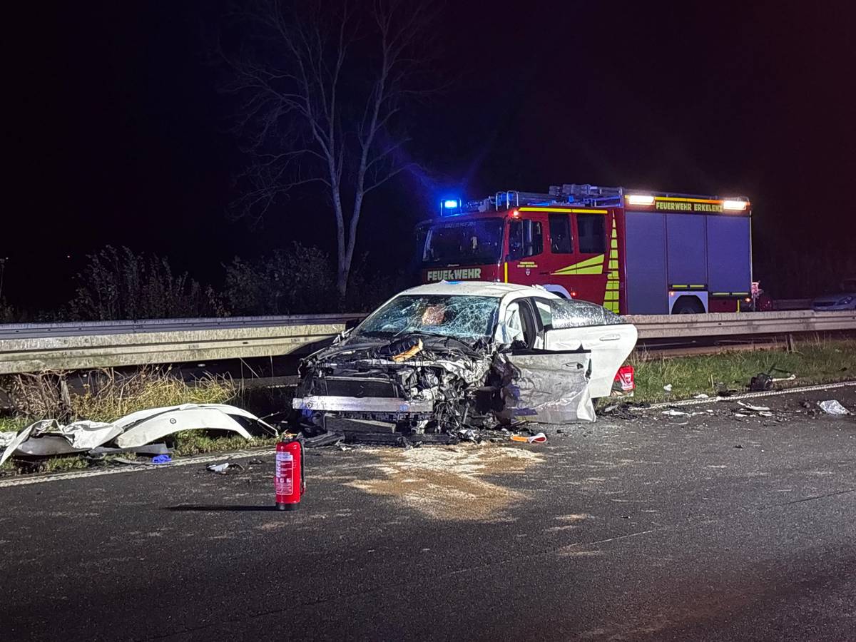 15.11.2025, Nordrhein-Westfalen, Heinsberg: Ein schwer beschädigtes Auto steht vor einem Einsatzfahrzeug der Feuerwehr auf der Autobahn. Bei einem schweren Unfall mit einem Geisterfahrer auf der A46 bei Heinsberg ist ein Autofahrer ums Leben gekommen. (zu dpa: «Tödlicher Unfall mit Geisterfahrer auf der A46» Foto: Justion Brosch/dpa +++ dpa-Bildfunk +++