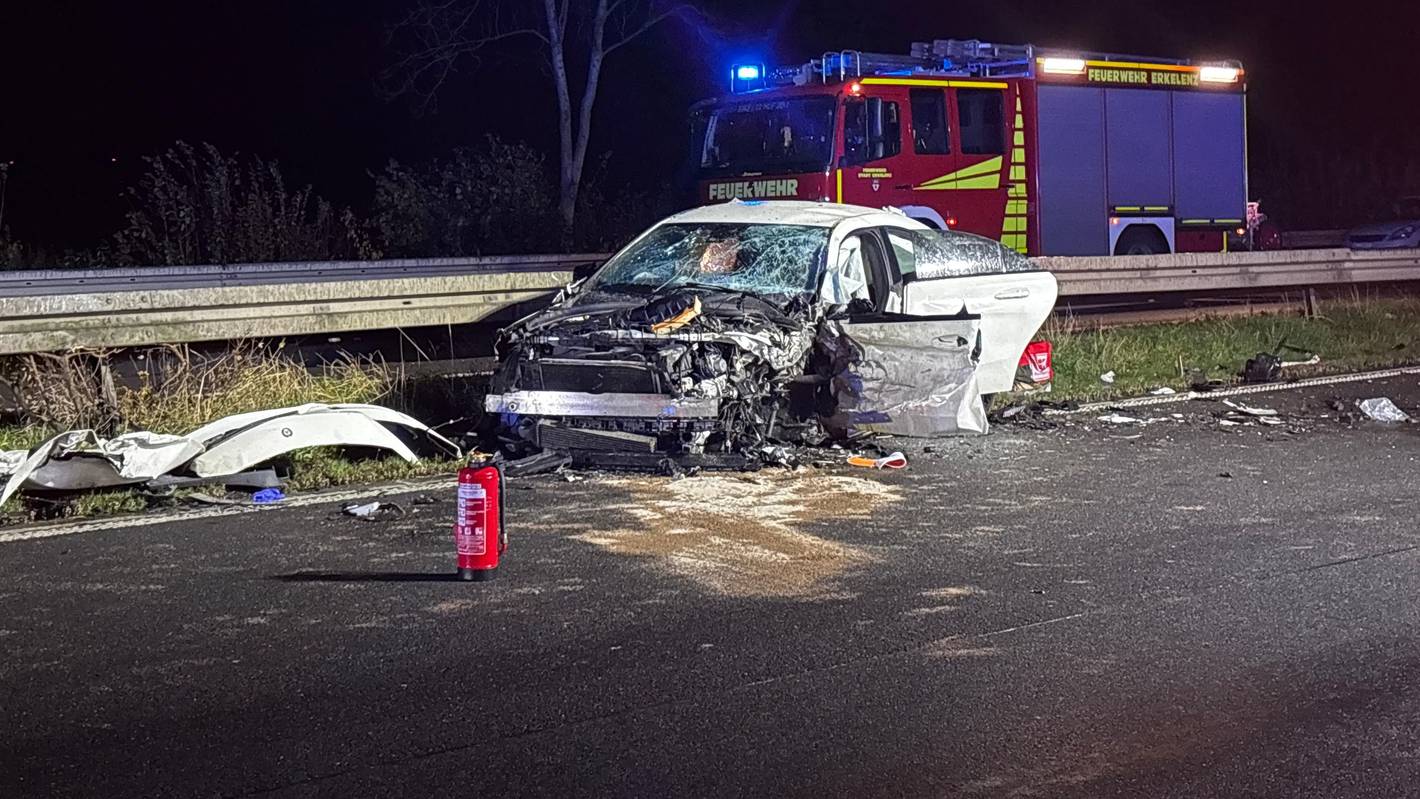 15.11.2025, Nordrhein-Westfalen, Heinsberg: Ein schwer beschädigtes Auto steht vor einem Einsatzfahrzeug der Feuerwehr auf der Autobahn. Bei einem schweren Unfall mit einem Geisterfahrer auf der A46 bei Heinsberg ist ein Autofahrer ums Leben gekommen. (zu dpa: «Tödlicher Unfall mit Geisterfahrer auf der A46» Foto: Justion Brosch/dpa +++ dpa-Bildfunk +++