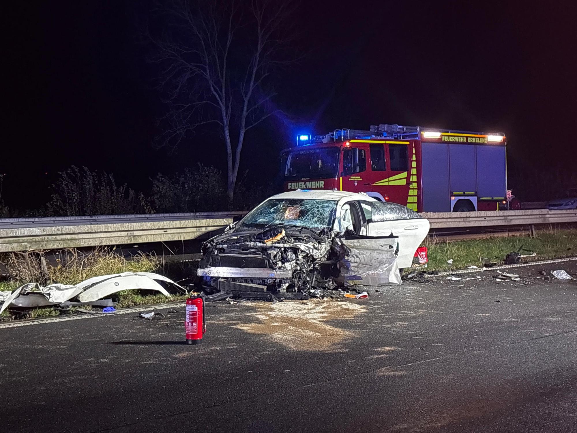 15.11.2025, Nordrhein-Westfalen, Heinsberg: Ein schwer beschädigtes Auto steht vor einem Einsatzfahrzeug der Feuerwehr auf der Autobahn. Bei einem schweren Unfall mit einem Geisterfahrer auf der A46 bei Heinsberg ist ein Autofahrer ums Leben gekommen. (zu dpa: «Tödlicher Unfall mit Geisterfahrer auf der A46» Foto: Justion Brosch/dpa +++ dpa-Bildfunk +++