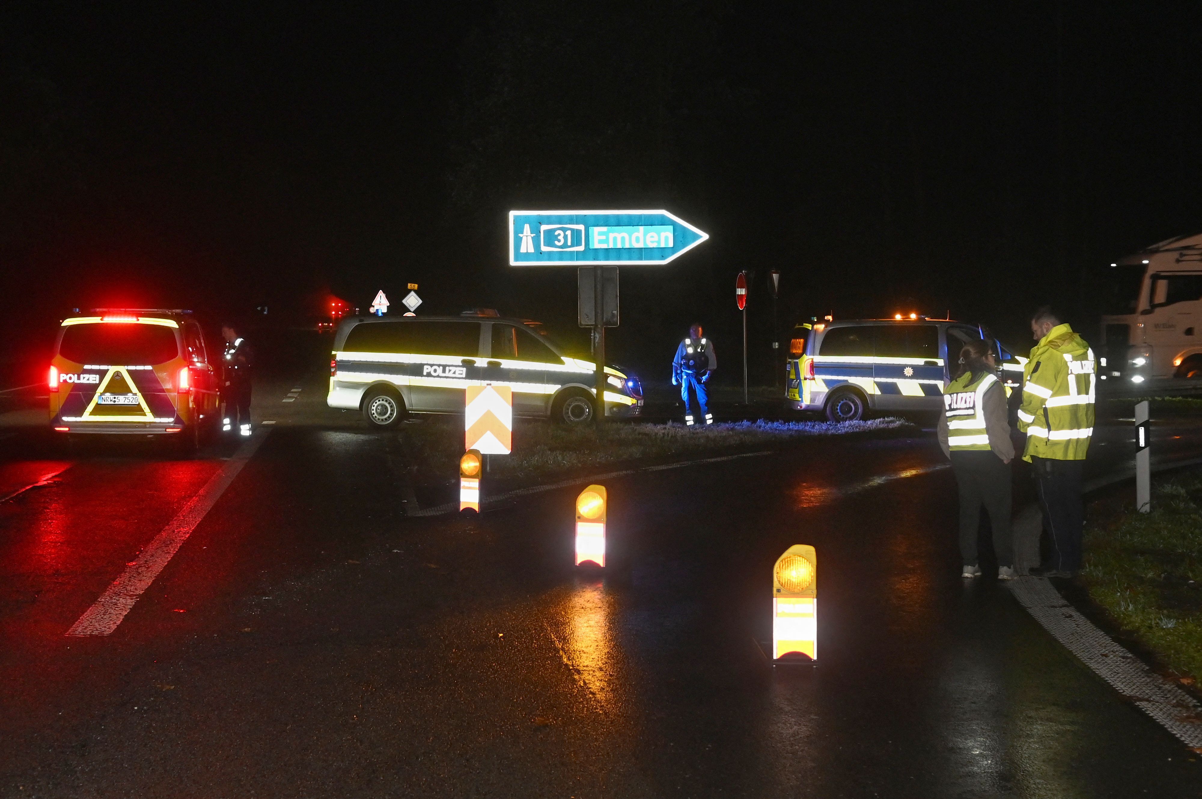 Die Polizei sperrte die Auffahrt zur A31 im Bereich der B58 Höhe Schermbeck. Atomkraftgegner konnten den Castor-Transport mit einer Störaktion kurzfristig stoppen.