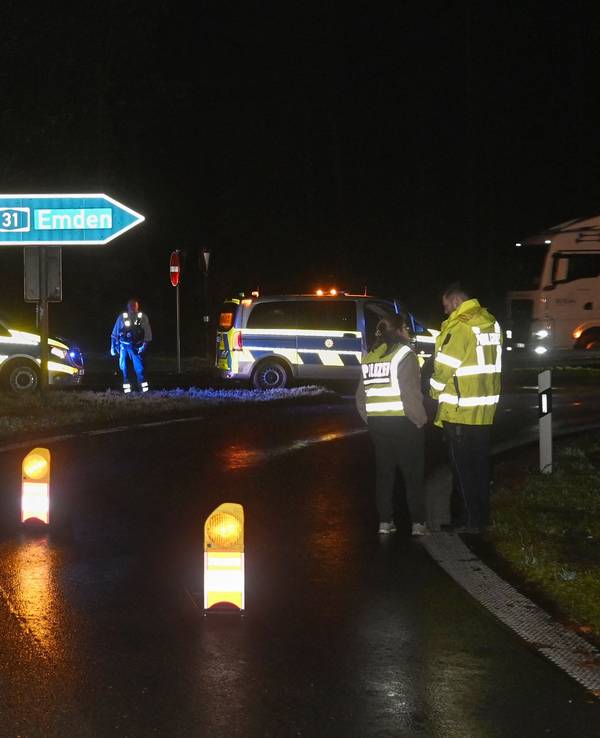 Die Polizei sperrte die Auffahrt zur A31 im Bereich der B58 Höhe Schermbeck. Atomkraftgegner konnten den Castor-Transport mit einer Störaktion kurzfristig stoppen.