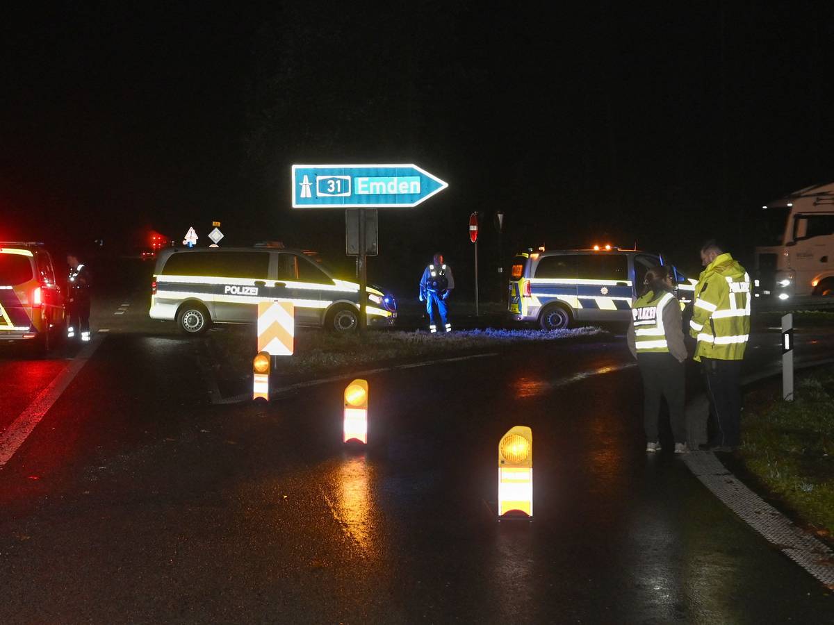 Die Polizei sperrte die Auffahrt zur A31 im Bereich der B58 Höhe Schermbeck. Atomkraftgegner konnten den Castor-Transport mit einer Störaktion kurzfristig stoppen.