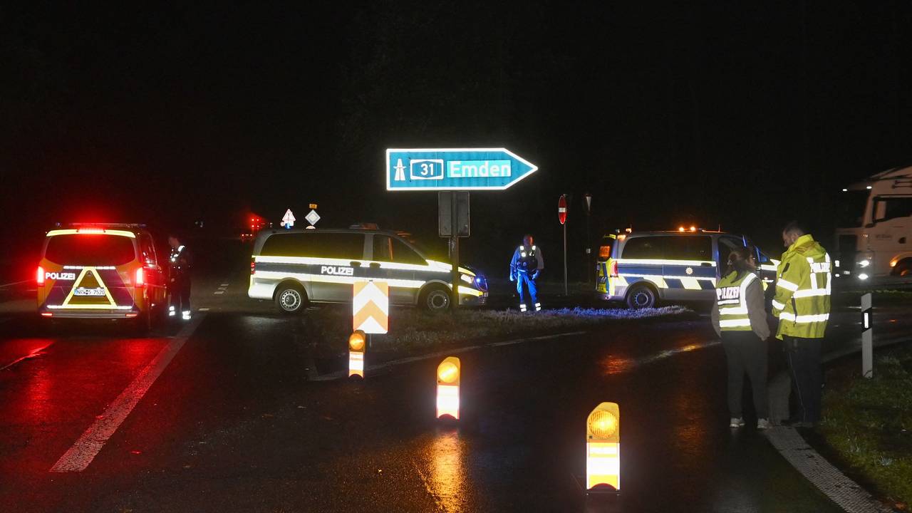 Die Polizei sperrte die Auffahrt zur A31 im Bereich der B58 Höhe Schermbeck. Atomkraftgegner konnten den Castor-Transport mit einer Störaktion kurzfristig stoppen.