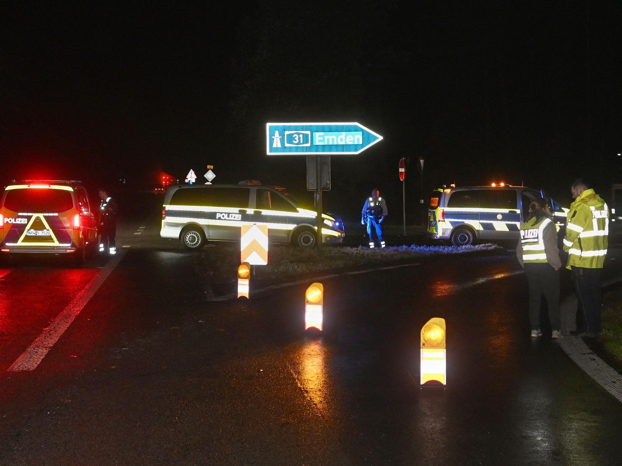 Die Polizei sperrte die Auffahrt zur A31 im Bereich der B58 Höhe Schermbeck. Atomkraftgegner konnten den Castor-Transport mit einer Störaktion kurzfristig stoppen.