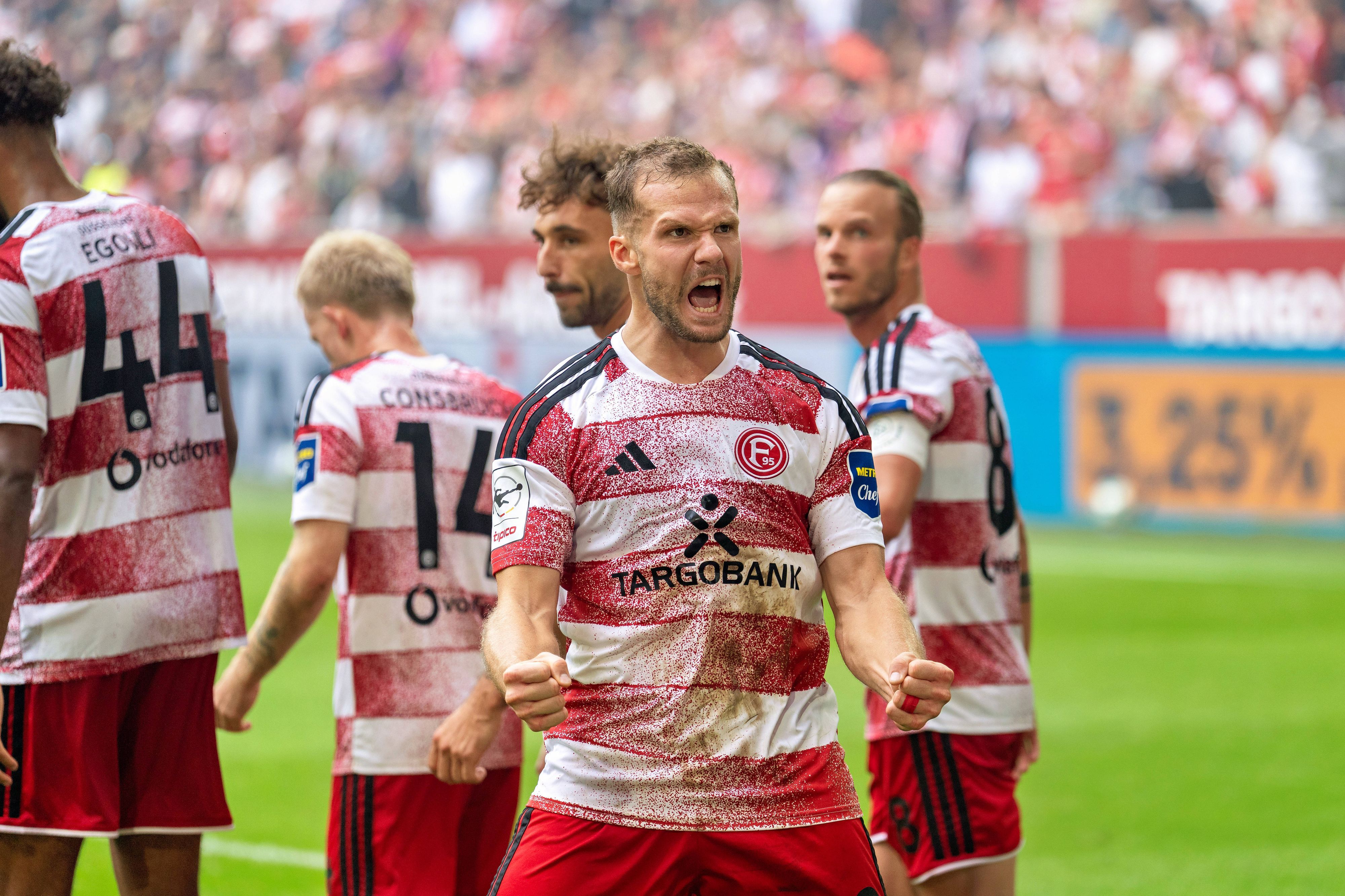 Eric Hottmann jubelt und ballt beide Fäuste.