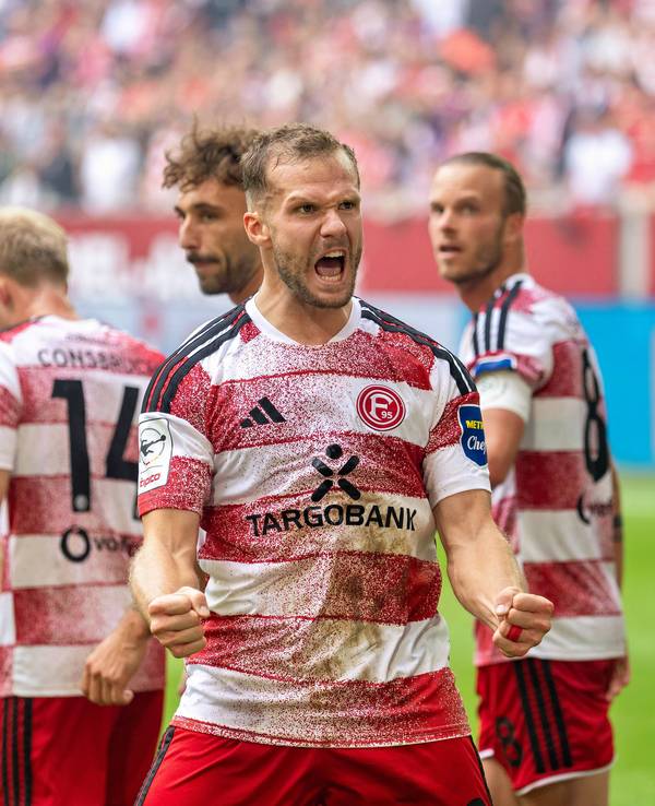 Eric Hottmann jubelt und ballt beide Fäuste.