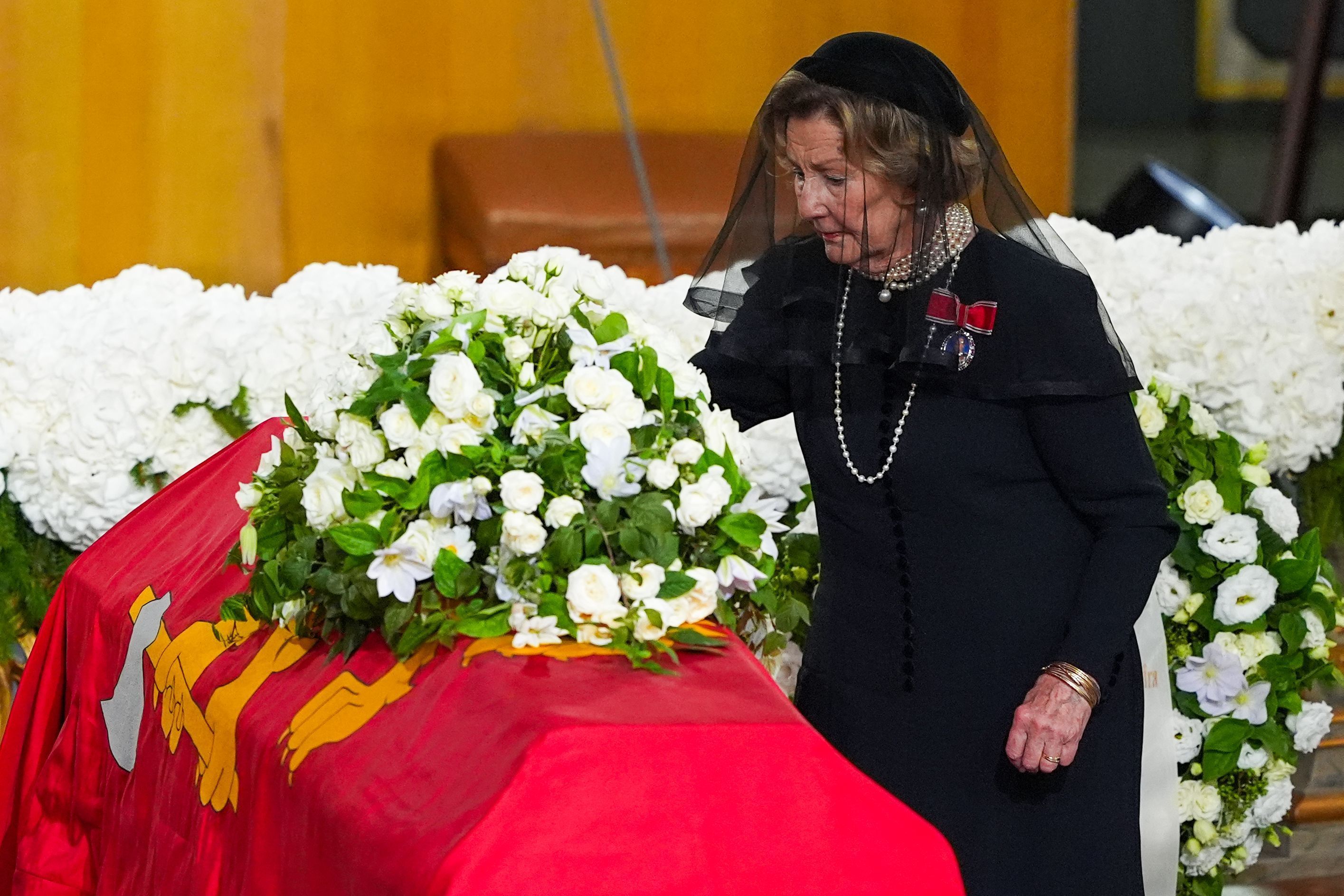 Norwegens Königin Sonja legt während der Trauerfeier für König Harald V. in der Kathedrale von Oslo eine Rose auf den Sarg.