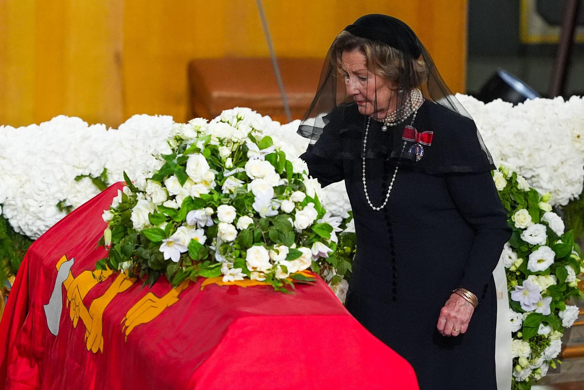 Norwegens Königin Sonja legt während der Trauerfeier für König Harald V. in der Kathedrale von Oslo eine Rose auf den Sarg.
