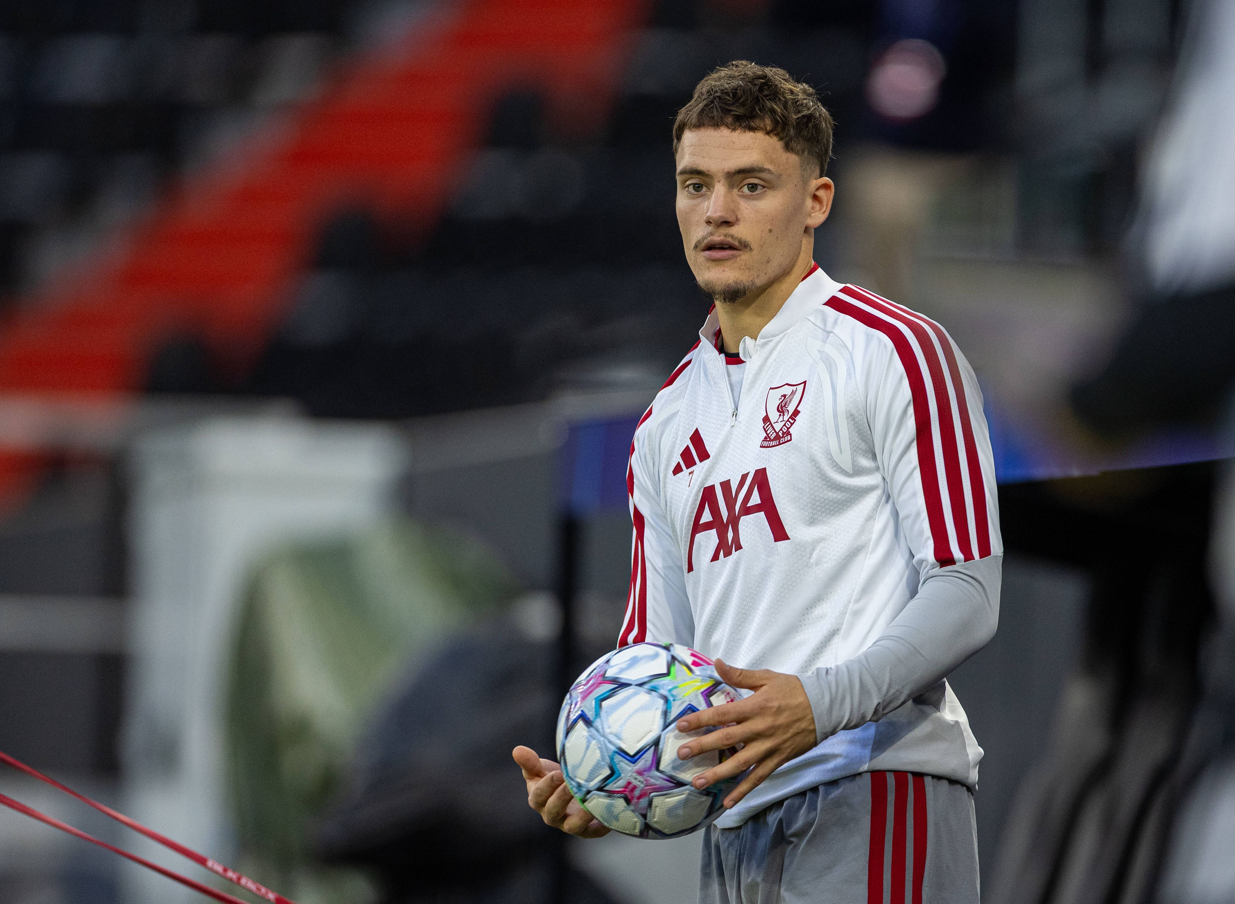 Florian Wirtz beim Training mit einem Ball in der Hand.