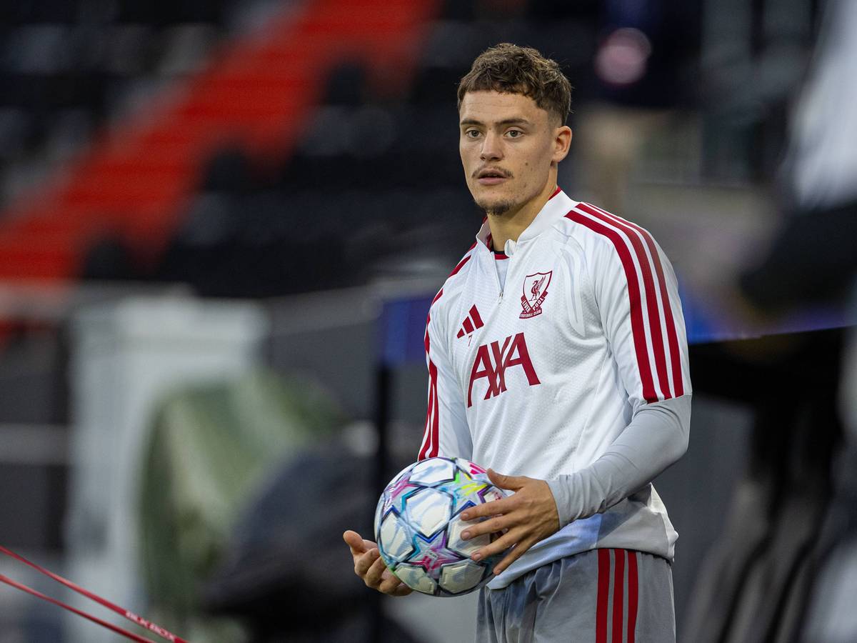 Florian Wirtz beim Training mit einem Ball in der Hand.