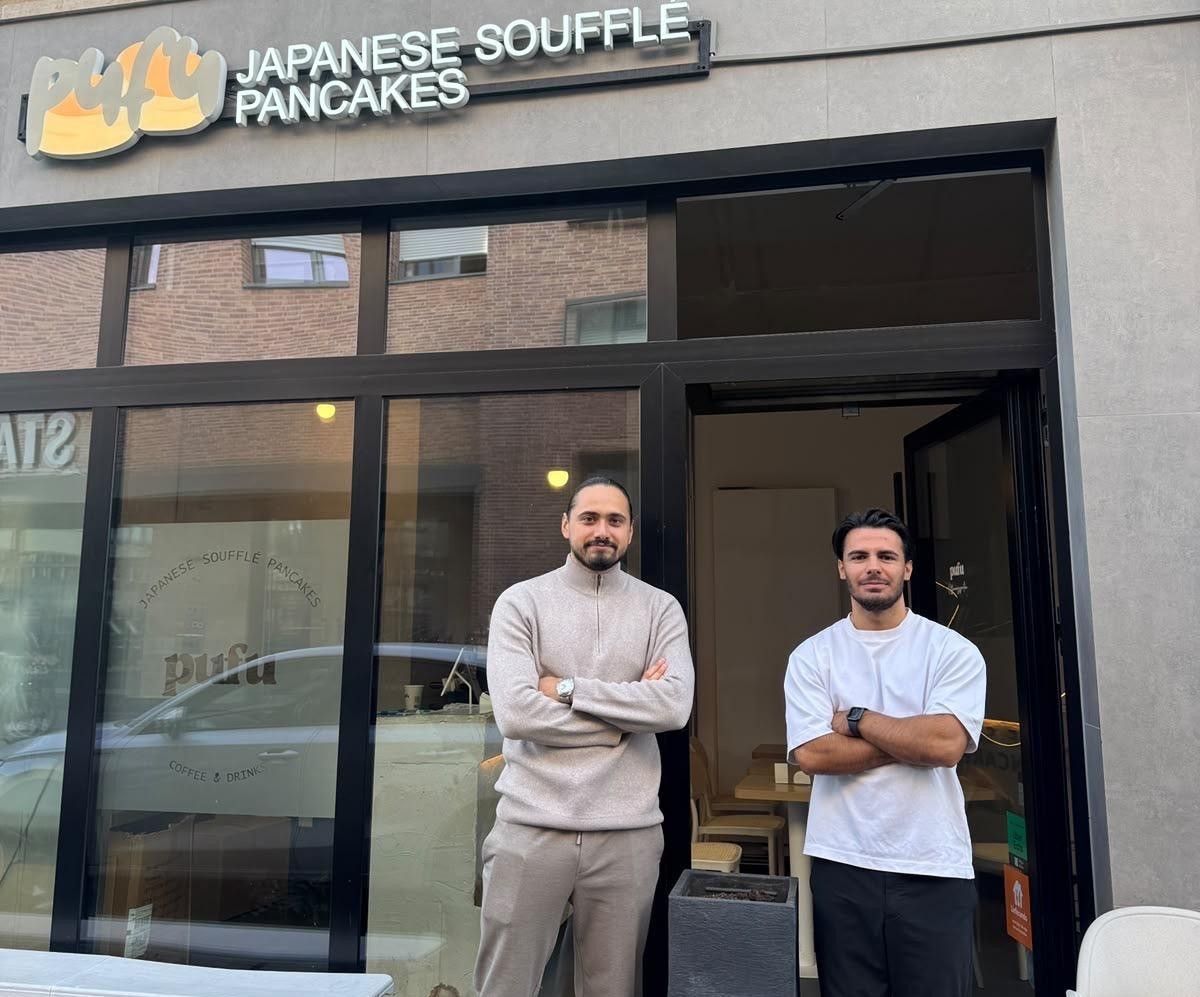 Onur (r.) und Taylan Demir stehen vor ihrem Café „Pufu Cologne“.