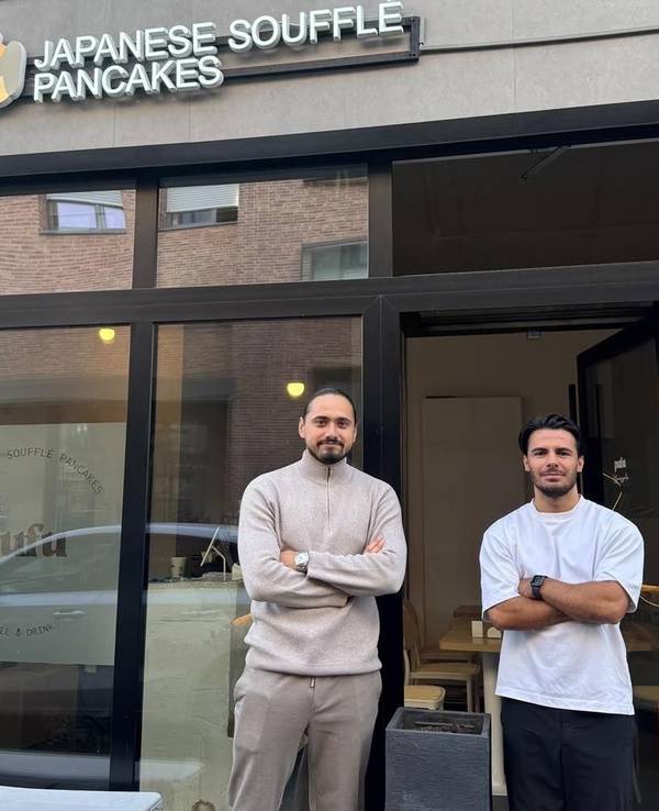 Onur (r.) und Taylan Demir stehen vor ihrem Café „Pufu Cologne“.