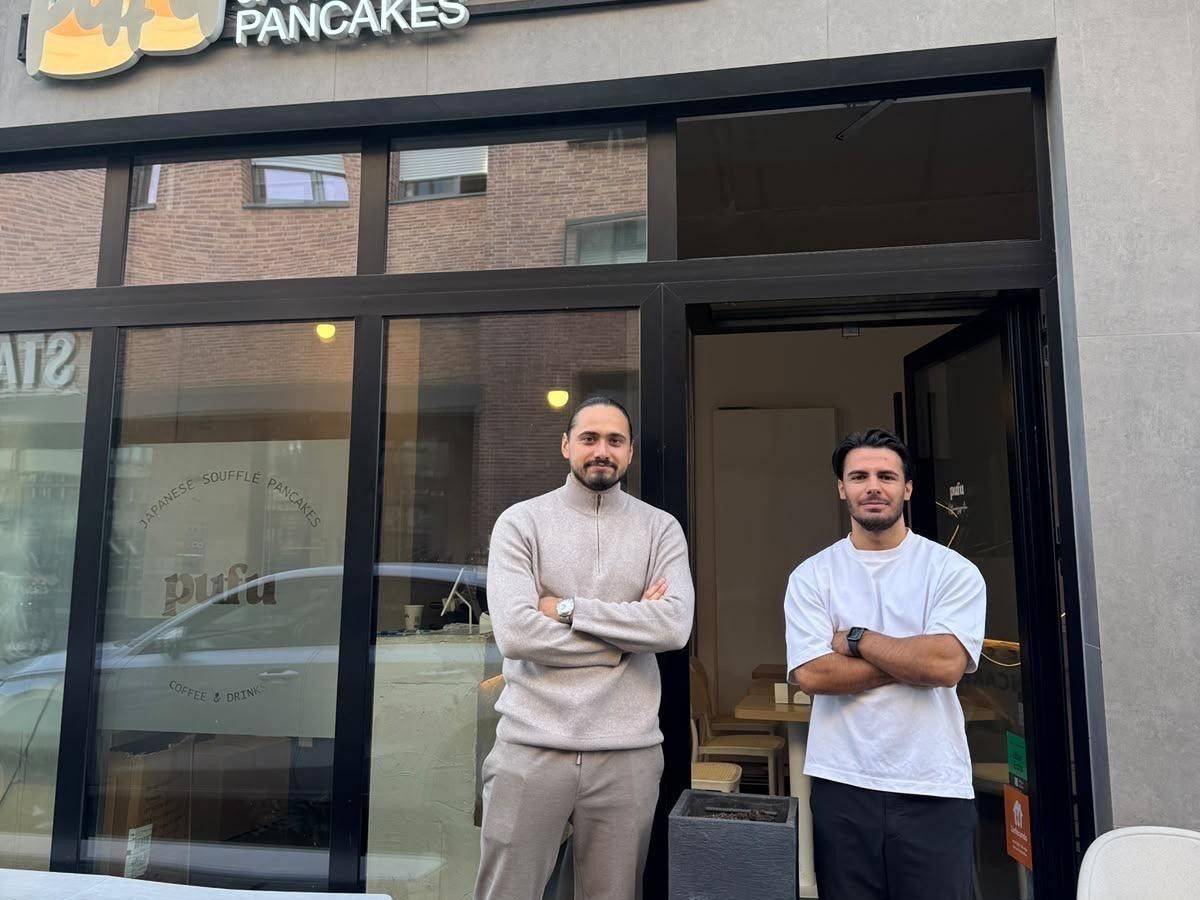 Onur (r.) und Taylan Demir stehen vor ihrem Café „Pufu Cologne“.