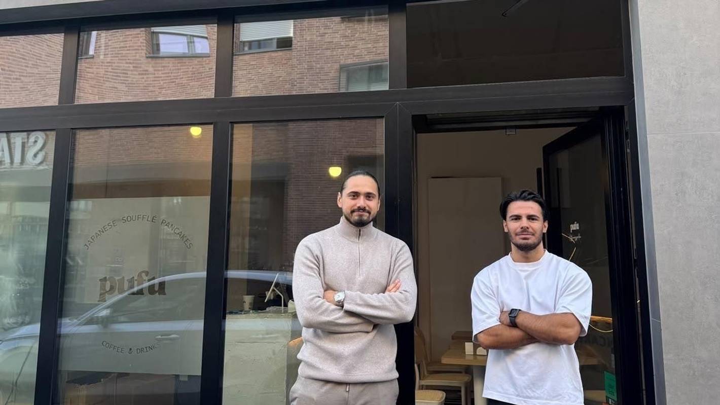 Onur (r.) und Taylan Demir stehen vor ihrem Café „Pufu Cologne“.