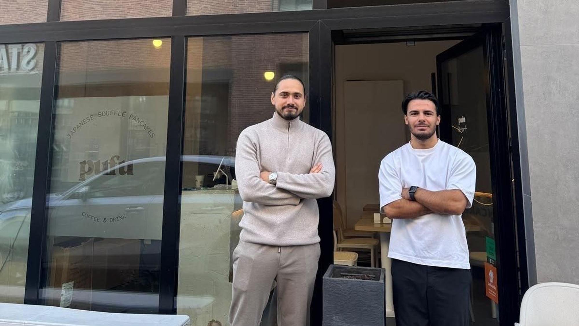 Onur (r.) und Taylan Demir stehen vor ihrem Café „Pufu Cologne“.