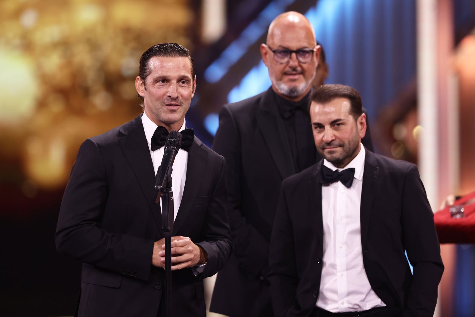 2026 gewann Ali Güngörmüş zusammen mit Frank Rosin (Mitte) und Alexander Kumptner (links) den Deutschen Fernsehpreis für ihre Doku-Soap „Roadtrip Australien - Drei Spitzenköche auf vier Rädern“.  (Bild: 2026 Getty Images/Joshua Sammer)