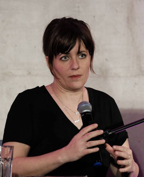 Sarah Kuttner spricht in ein Mikro.
