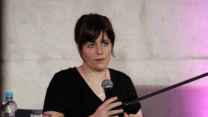 Sarah Kuttner spricht in ein Mikro.