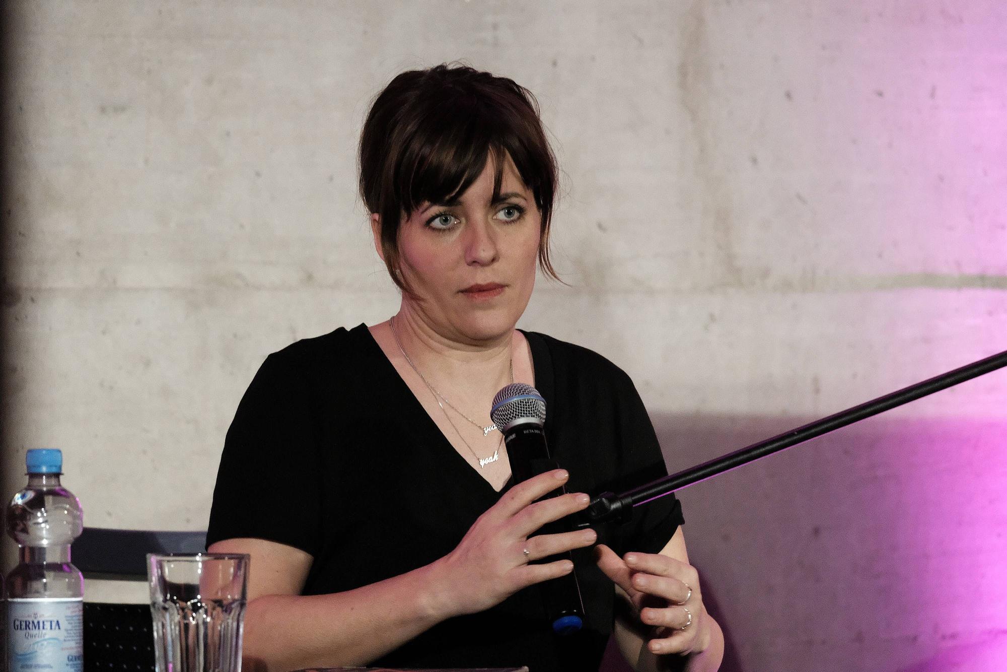 Sarah Kuttner spricht in ein Mikro.