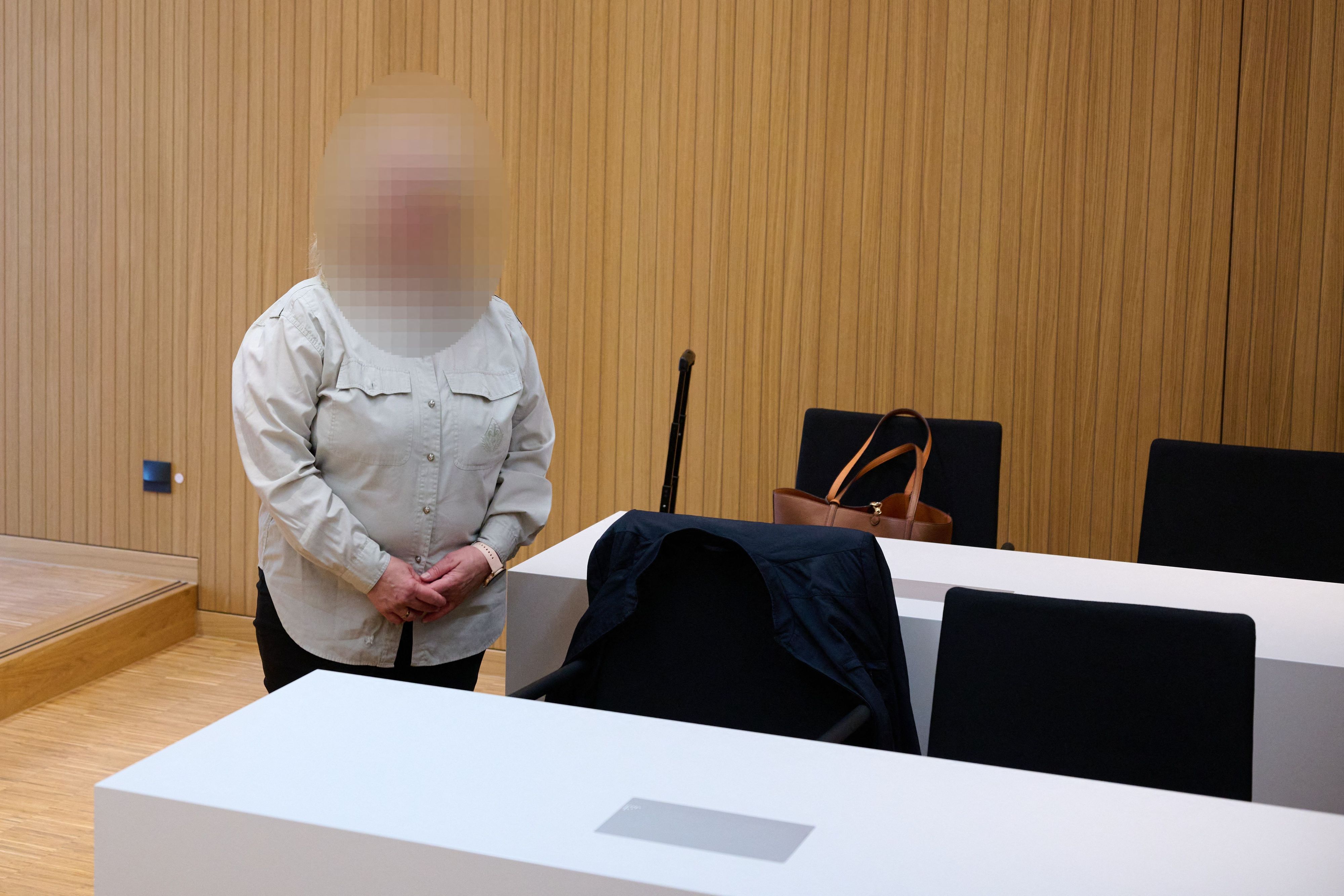 Die Angeklagte steht vor Prozessbeginn im Strafjustizzentrum im Gerichtssaal. Wegen des Vorwurfs körperlicher wie seelischer Misshandlung von Krippenkindern muss sich eine Erzieherin vor dem Amtsgericht München verantworten.