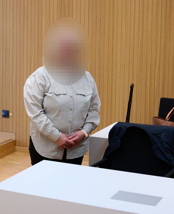 Die Angeklagte steht vor Prozessbeginn im Strafjustizzentrum im Gerichtssaal. Wegen des Vorwurfs körperlicher wie seelischer Misshandlung von Krippenkindern muss sich eine Erzieherin vor dem Amtsgericht München verantworten.